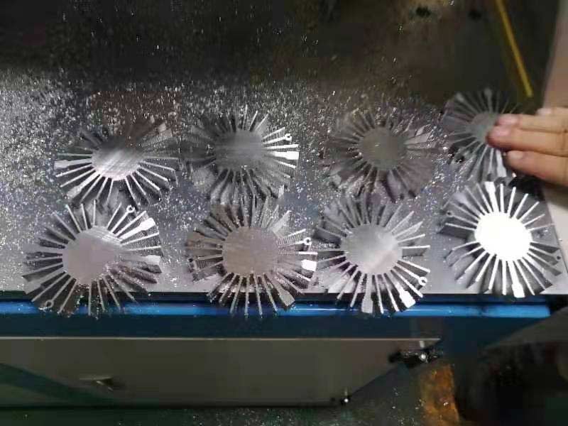 【昆山】用全封閉分離式鋁材切割機鋸切太陽花，超級滿意