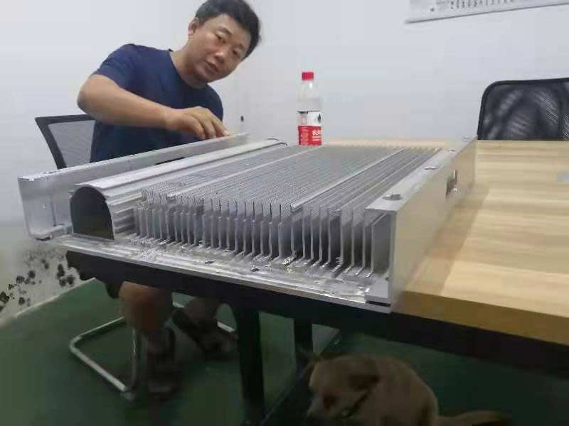 【上?！坑梅蛛x式全封閉型材切割機效果另客戶非常滿意